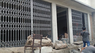 pintu Harmonika pertokoan Jakarta